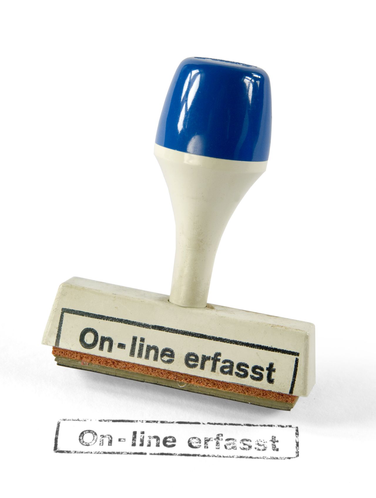 Weißer Stempel mit blauem Griff; auf Vorderseite, unten, in schwarzer Schrift: On-line erfasst; auf Stempelfuss aufgebracht: Stempelgummierung mit Schriftzug: On-line erfasst.