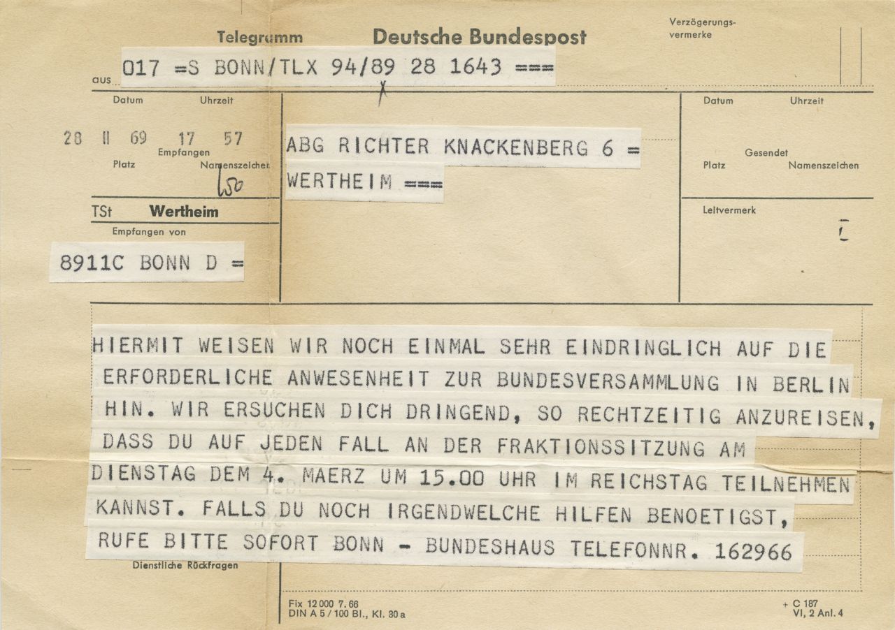 Einseitig beschrifteter und beklebter Papierbogen; oben: 'Bundespräsident Heinemann (1969 - 1974)'; darunter: schwarzer Strich; darunter, aufgeklebt: Karte mit grünem Rahmen; in der Mitte, in schwarzem Fettdruck: 'Mitglied der Bundesversammlung'; darunter; Stempel mit Bundesadler: 'Bundesversammlung 1969'; darunter: Telegramm an den 'Abg. Richter Knackenberg 6 / Wertheim'; Text: 'Hiermit weisen wir noch einmal sehr eindringlich auf die erforderliche Anwesenheit zur Bundesversammlung in Berlin hin. Wir ersuchen dich dringend, so rechtzeitig anzureisen, dass du auf jeden Fall an der Fraktionssitzung am Dienstag dem 4. Maerz um 15.00 Uhr im Reichstag teilnehmen kannst. Falls du noch irgendwelche Hilfen benoetigst, rufe bitte sofort Bonn - Bundeshaus Telefonnr. 162966'; Bogen wird in durchsichtiger Ringbuchhülle aufbewahrt.