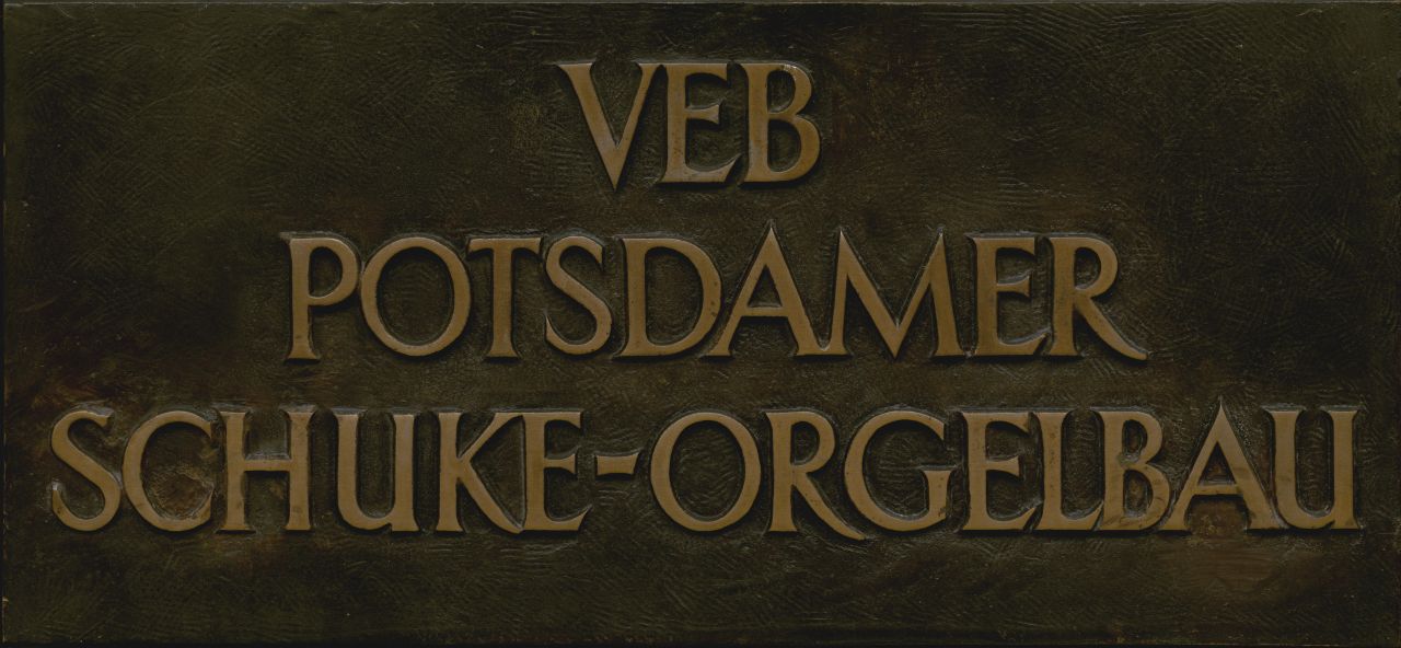 Schild der Orgelfirma Schuke nach ihrer Zwangsverstaatlichung zur VEB Potsdamer Schuke-Orgelbau.