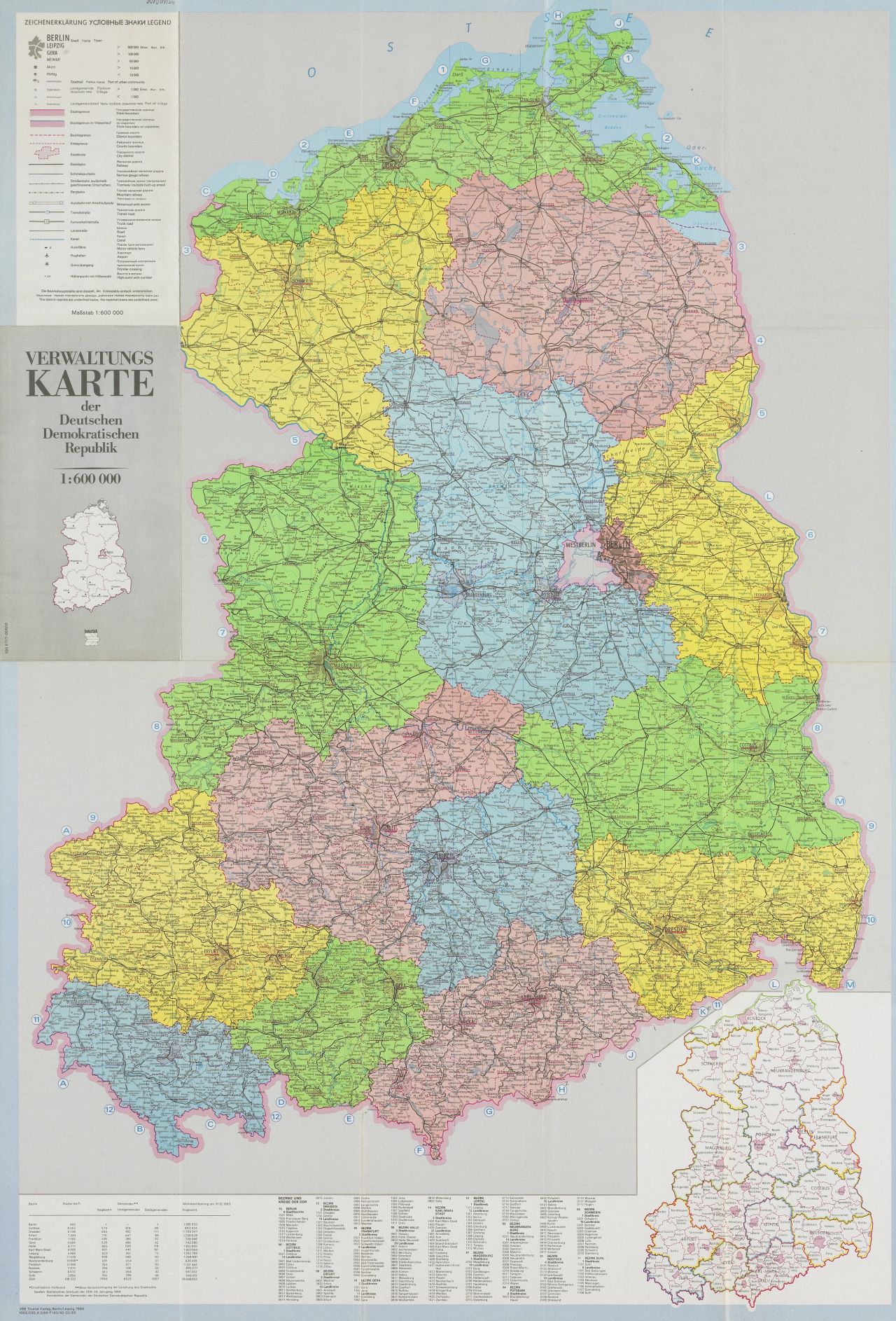 Karte im Maßstab: 1 : 600000; im gefalteten Zustand auf der grauen Vorderseite oben die Aufschrift: ‘Verwaltungskarte der Deutschen Demokratischen Republik’ sowie unten mit der verkleinerten DDR-Karte; auf der Rückseite die Legende/ Zeichenerklärung, zweisprachig in Deutsch und Russisch; im aufgefalteten Zustand auf der Vorderseite Gliederung des Territoriums der DDR in die Bezirke bei unterschiedlicher Farbgebung sowie mit einer Eintragung der Kreisgrenzen, Einteilung der Karte in ein Raster mit Buchstaben sowie Zahlen, unten mit Auflistung der Bezirke mit Angaben zu: Fläche/ Gemeinden/ Bevölkerung, daneben aufgelistet Bezirke und Kreise sowie rechts außen mit einer dazugehörigen Karte (schematisch verkleinert); auf der Rückseite abgedruckt ein Ortsverzeichnis.