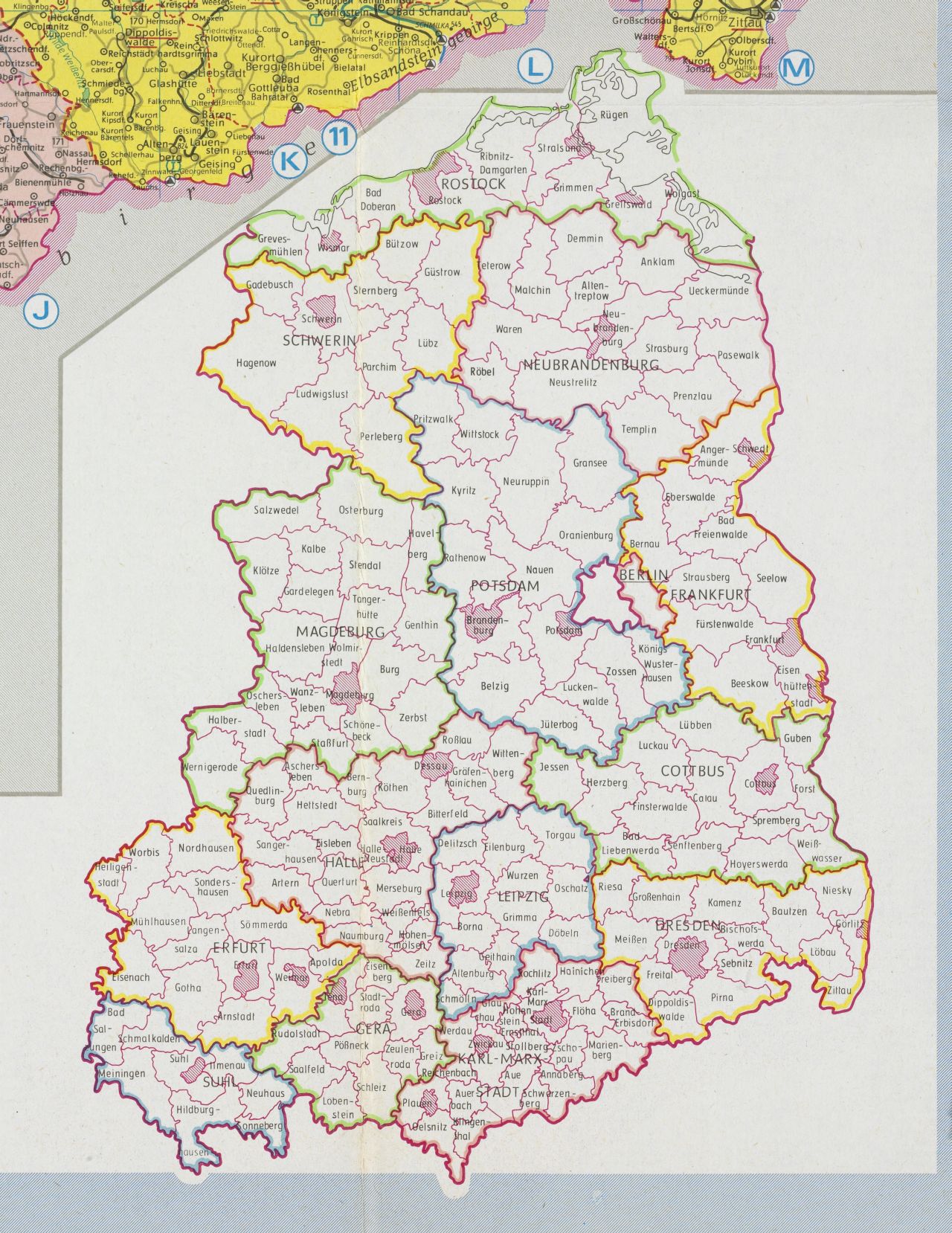 Karte im Maßstab: 1 : 600000; im gefalteten Zustand auf der grauen Vorderseite oben die Aufschrift: ‘Verwaltungskarte der Deutschen Demokratischen Republik’ sowie unten mit der verkleinerten DDR-Karte; auf der Rückseite die Legende/ Zeichenerklärung, zweisprachig in Deutsch und Russisch; im aufgefalteten Zustand auf der Vorderseite Gliederung des Territoriums der DDR in die Bezirke bei unterschiedlicher Farbgebung sowie mit einer Eintragung der Kreisgrenzen, Einteilung der Karte in ein Raster mit Buchstaben sowie Zahlen, unten mit Auflistung der Bezirke mit Angaben zu: Fläche/ Gemeinden/ Bevölkerung, daneben aufgelistet Bezirke und Kreise sowie rechts außen mit einer dazugehörigen Karte (schematisch verkleinert); auf der Rückseite abgedruckt ein Ortsverzeichnis.