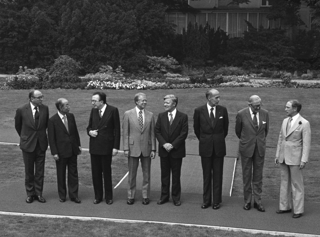 Gruppenfoto der Staats- und Regierungschefs im Garten des Palais Schaumburg beim Weltwirtschaftsgipfel 1978 in Bonn.