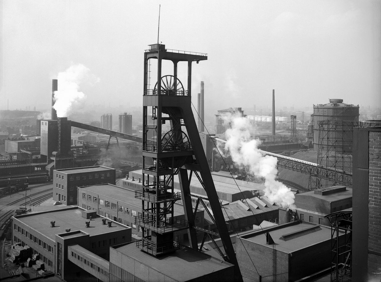 Schwarzweiß-Fotografie der Zeche Consolidation der Essener Steinkohle-Bergwerke AG. 