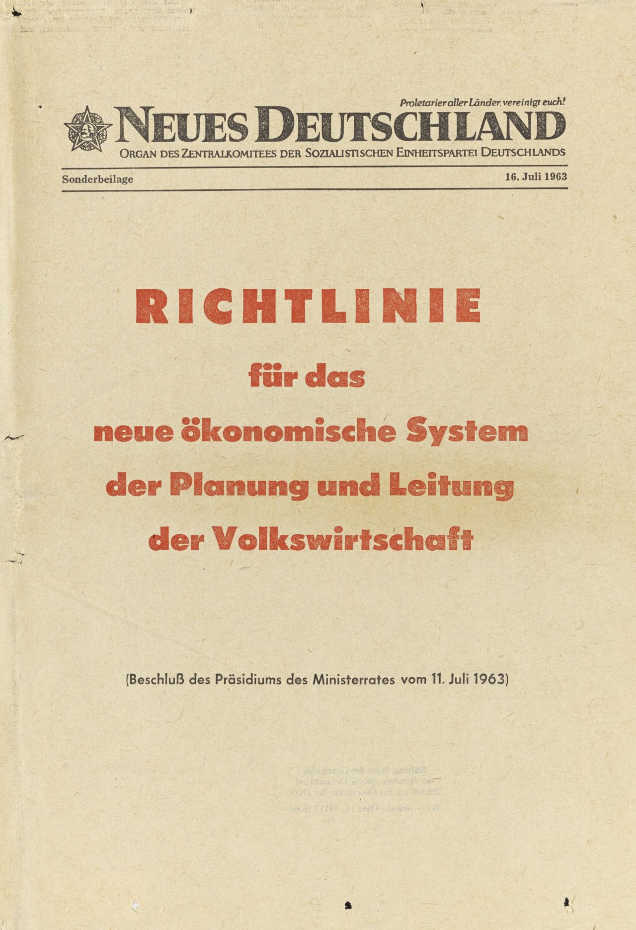 Oben: Zeitungskopf des Neuen Deutschland, schwarz. Mittig, groß, in rot der Text: Richtlinie für das neue ökonomische System der Planung und Leitung der Volkswirtschaft. Darunter, schwarz: Beschluss des Präsidiums des Ministerrates vom 11. Juli 1963.