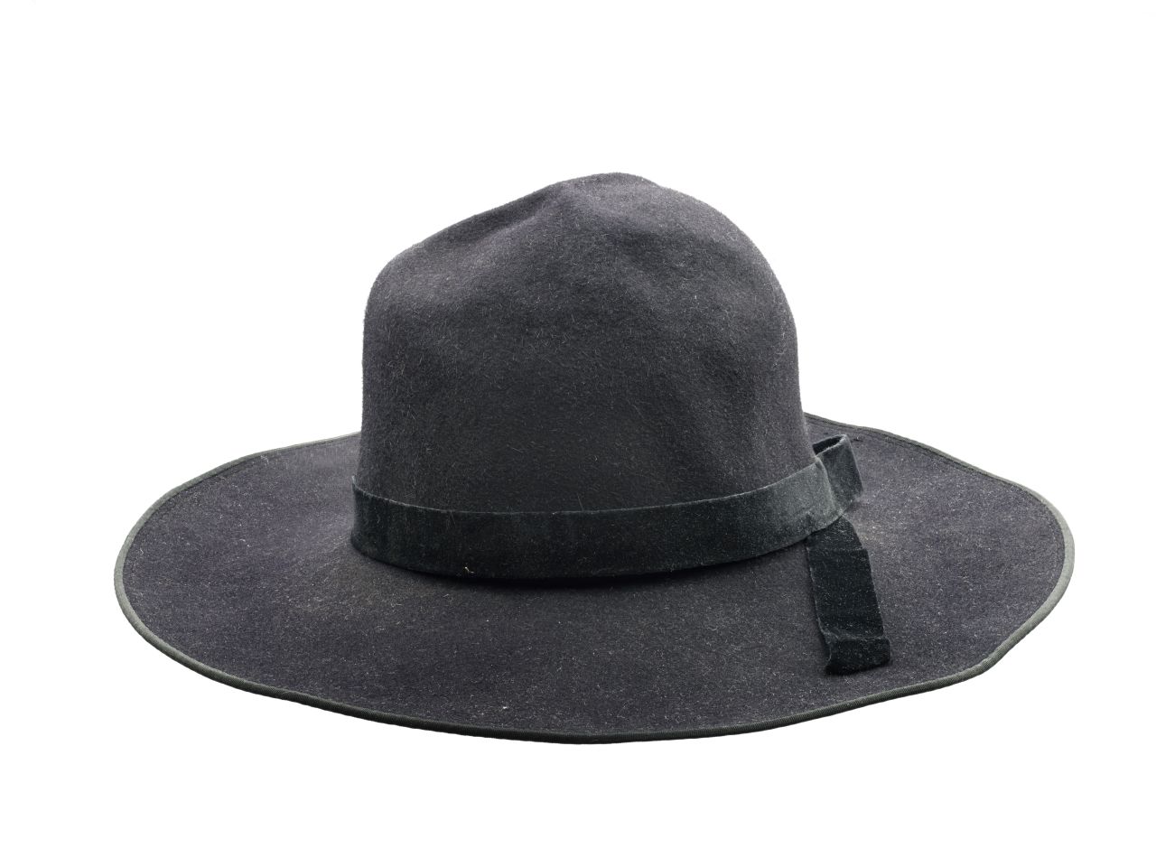 Schwarzer Hut mit breiter Krempe und einem langen Samtband.