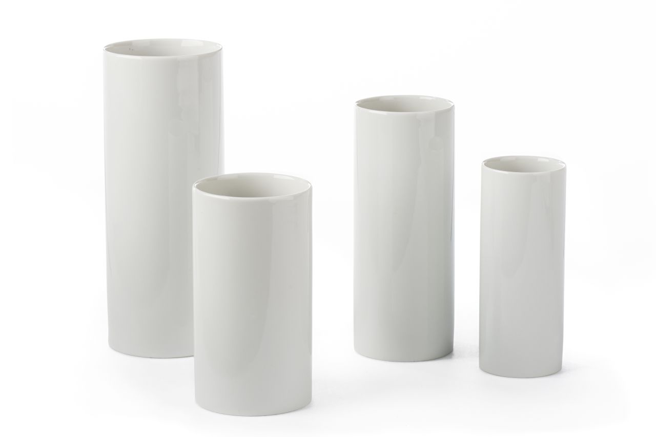 Weiße zylindrische Porzellanvase in Röhrenform.