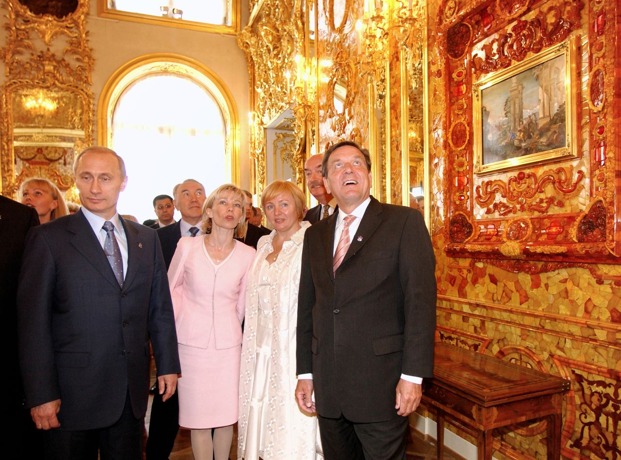Bundeskanzler Gerhard Schröder und Russlands Präsident Wladimir W. Putin bei der Eröffnung des rekonstruierten Bernsteinzimmers des Katharinenpalastes in Puschkin bei St. Petersburg.