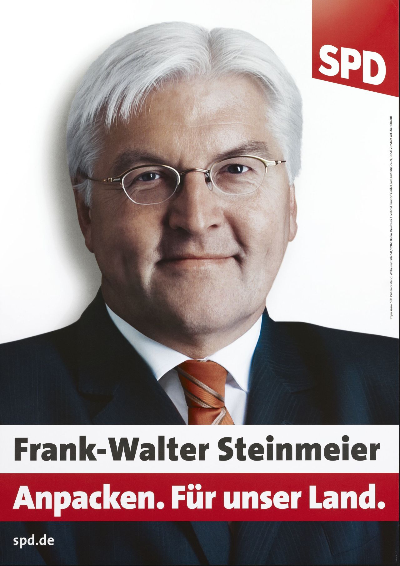 Weißgrundiges Plakat; Motiv: Porträtfotografie von Frank-Walter Steinmeier, bis zur Brust sichtbar; oben, rechts: Logo SPD; unten: weißer und roter Streifen mit schwarzer und weißer Schrift: siehe Bezeichnung; darunter, links, in weiß: spd.de.