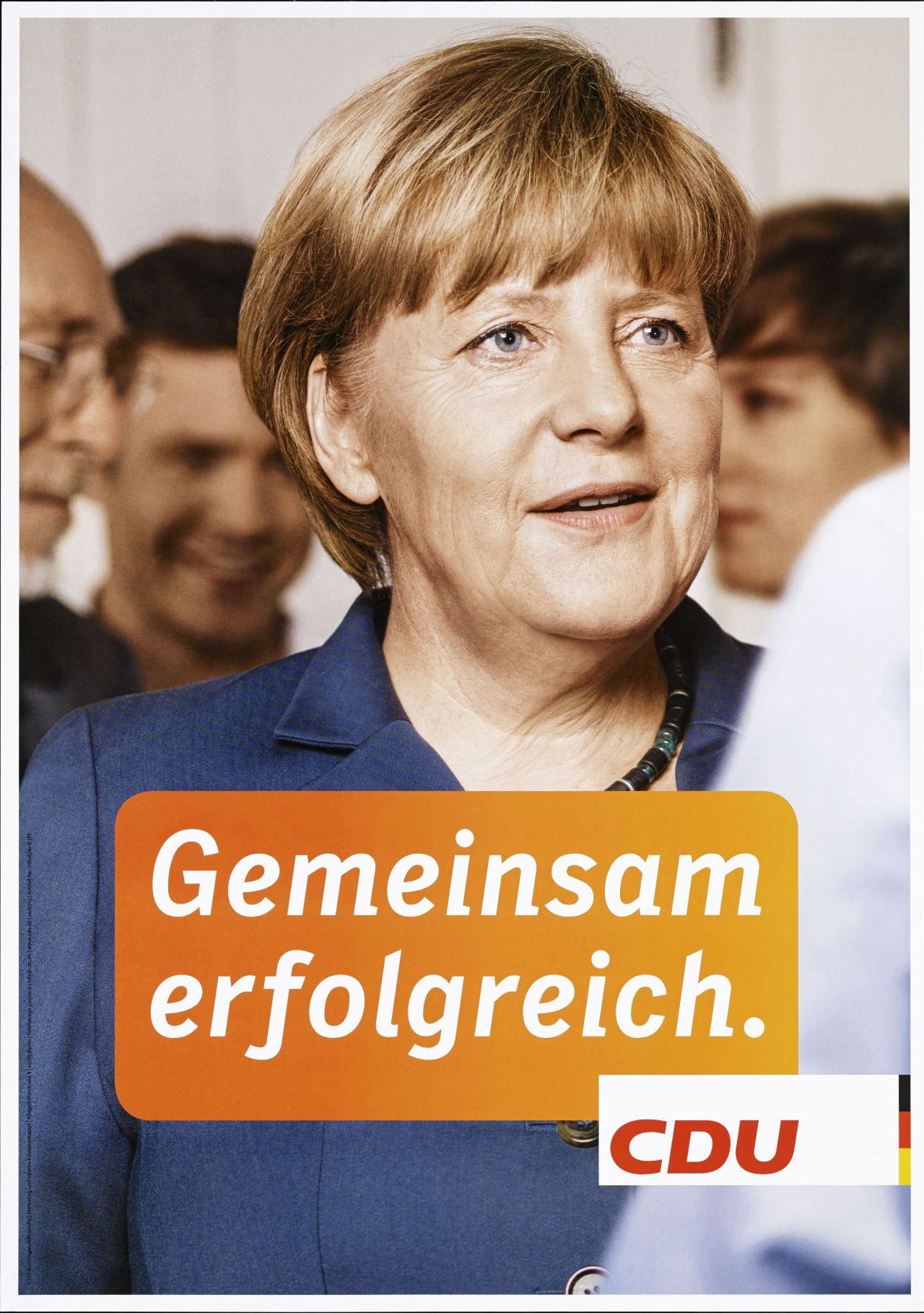 Schmaler weißer Rand, formatfüllend Abbildung Farbfotografie, Bildmotiv: im Vordergrund Brustbild Angela Merkel en face, in blau-grauer Jacke mit blau-grüner Kette, im Hintergrund mehrere Personen sichtbar; mittig orangefarbenes Textfeld, weiße Beschriftung: Gemeinsam erfolgreich. Darunter Parteilogo; linker Rand unten klein Hinweis auf Herausgeber.