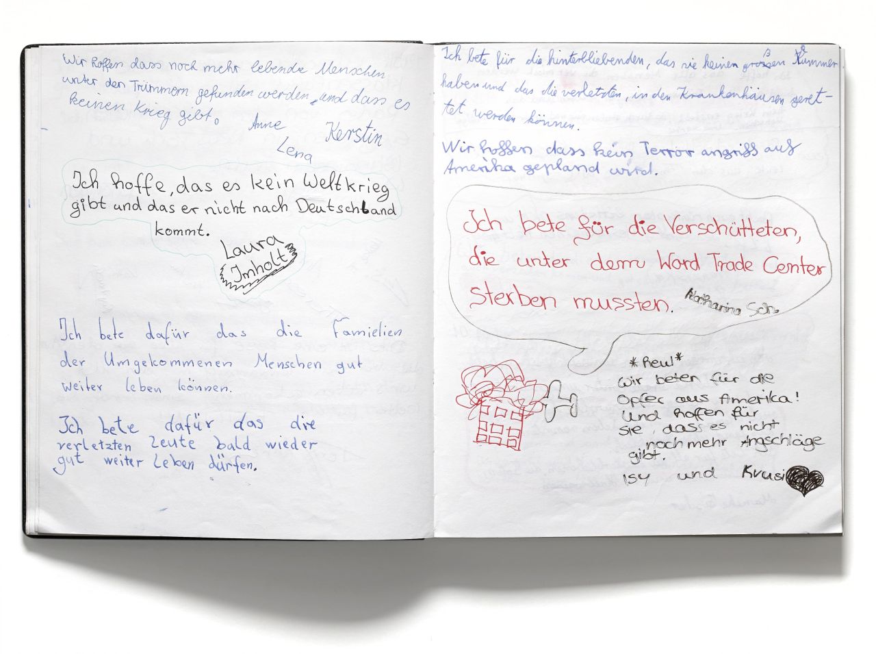 Buch mit schwarzem Kunstledereinband; Vorblatt: In Memoriam 11.09.2001, handschriftlich; auf den folgenden Seiten zahlreiche Einträge von Schülern zu den Terrorangriffen am 11. September 2001 auf das World Trade Center und das Pentagon: Es tut uns sehr Leid für die Opfer und deren Angehörige. Wir hoffen, dass kein Krieg ausbricht. Und andere mehr.