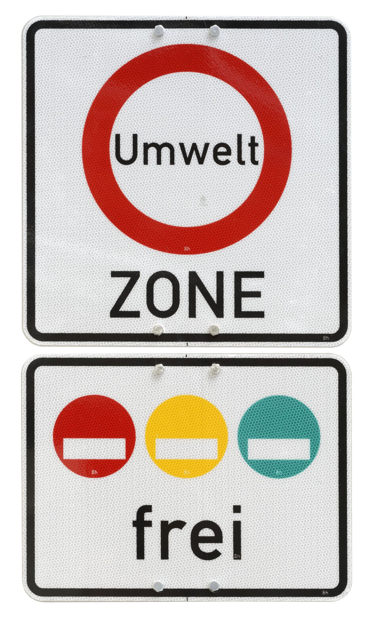 Zwei auf der Rückseite mit Halteplatte festverschraubte rechteckige, an den Kanten abgerundete Schilder. Oberes Umweltzonen-Schild bestehend aus zwei einzelnen Schildern. Oberes Schild: Oben und unten zwei Lochungen. In den unteren Lochungen jeweils eine Schraube. Weiße Grundfarbe, schwarze Umrandung. Mittig zentriert roter Kreis, Text im Kreis mit schwarzer Schrift: Umwelt. Darunter in schwarzer Schrift: Zone. Unteres Schild: Oben und unten zwei Lochungen. In den oberen Lochungen jeweils eine Schraube. Weiße Grundfarbe, schwarze Umrandung. Oberer Teil nebeneinander je ein roter, gelber und grüner vollflächiger Kreis mit einer rechteckigen Aussparung, darunter in schwarzer Schrift: frei.