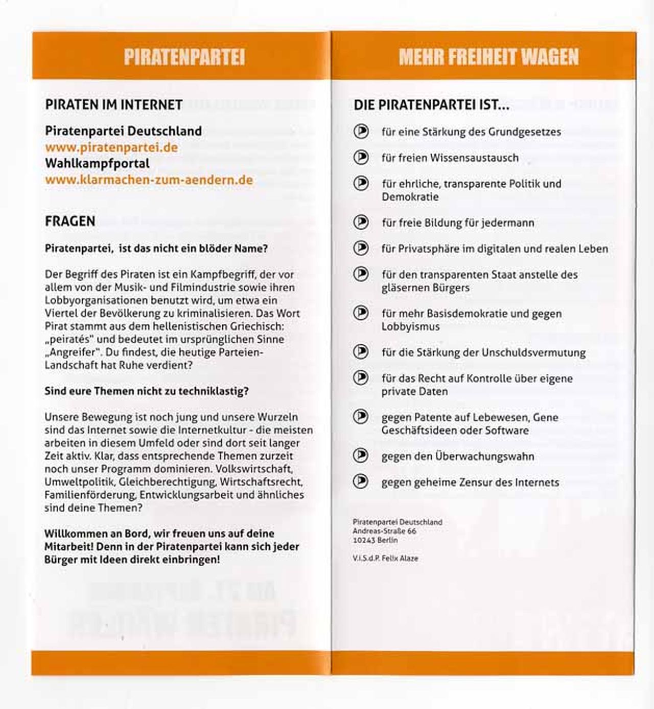 Folder, Farbdruck; Vorderseite: weißer Hintergrund; oben: orangefarbener Balken mit weißer Schrift: siehe Bezeichnung; darunter, in schwarzer und orangefarbener Schrift: Schlagworte des Parteiprogramms, u.a. Freiheit, Bürgerrechte, Datenschutz, Freies Wissen; darunter: Klarmachen zum Ändern. / Mach mit! / www.klarmachen-zum-aendern.de; unten: orangefarbenes Feld mit Logo Piraten / Partei; Innenteil: kurze Texte zu politischen Inhalten der Piratenpartei; Überschriften: Transparenz, Direkte Demokratie, Grund- und Bürgerrechte, Datenschutz, Freier Wissensaustausch, Urheber- und Verwertungsrechte; Rückseite: weißer Hintergrund; oben: orangefarbener Balken mit weißer Schrift: Mehr Freiheit wagen; darunter, in schwarz: Auflistung der politischen Forderungen der Piratenpartei.  