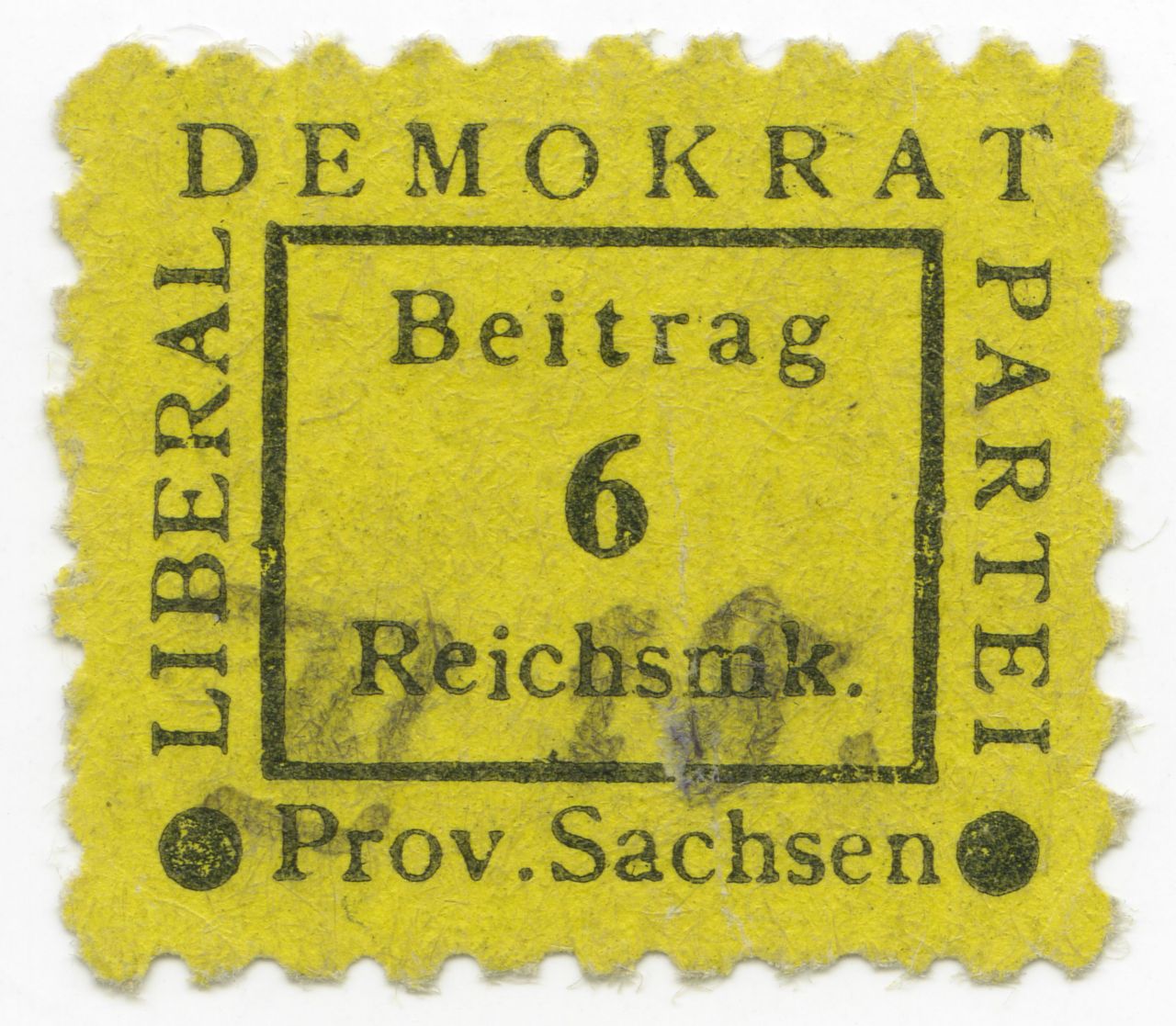 Die quadratische Beitragsmarke ist gelb, der Aufdruck schwarz. In einem Kästchen in der Mitte steht der Betrag: 6 Reichsmk., darum steht der Parteiname und Prov. Sachsen.
Der Rand der Marke ist gezackt.