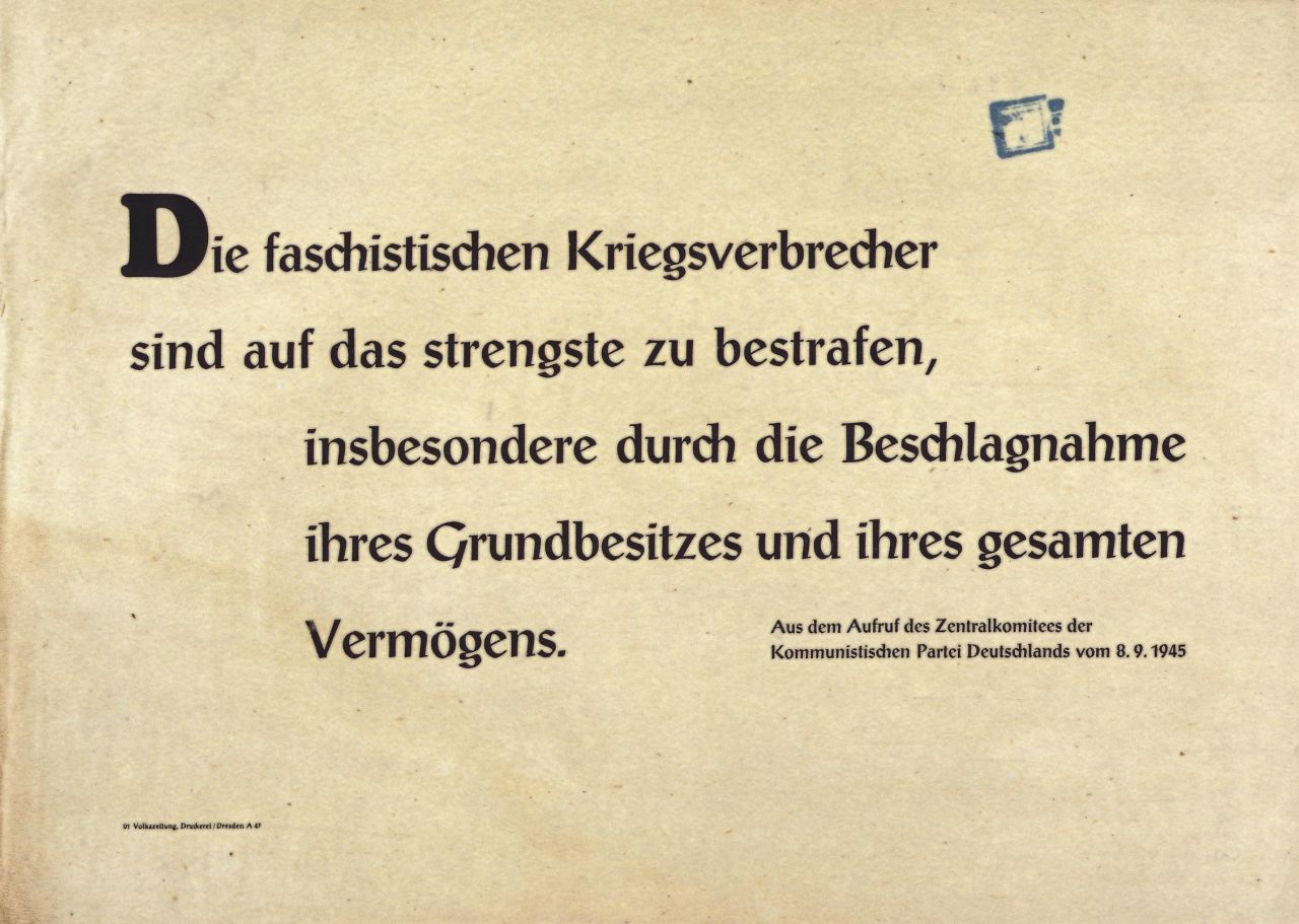 Dieses Plakat der KPD wirbt für die Enteignung der Großgrundbesitzer. Beschriftung: Die faschistischen Kriegsverbrecher sind auf das strengste zu bestrafen, insbesondere durch die Beschlagnahme ihres Grundbesitzes und ihres gesamten Vermögens.