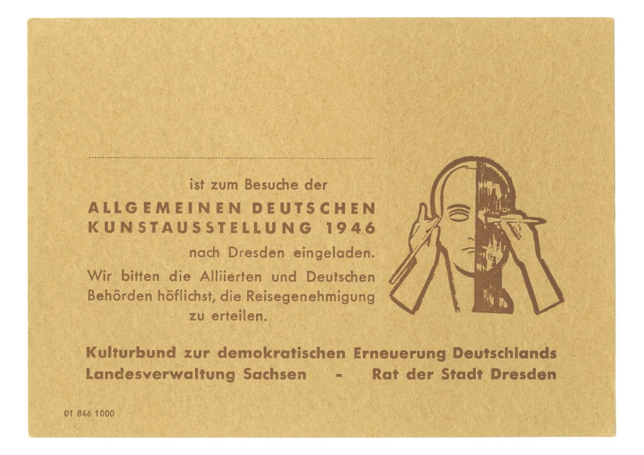 Karte mit vorgedrucktem Einladungstext und rechts mit Abbildungen eines Kopfes, der zur einen Hälfte gezeichnet und zur anderen modelliert wird: Leerzeile, ist zum Besuch der Allgemeinen Deutschen Kunstausstellung 1946 nach Dresden eingeladen. Wir bitten die Alliierten und Deutschen Behörden höflichst, die Reisegenehmigung zu erteilen. Kulturbund zur demokratischen Erneuerung Deutschlands, Landesverwaltung Sachsen - Rat der Stadt Dresden.