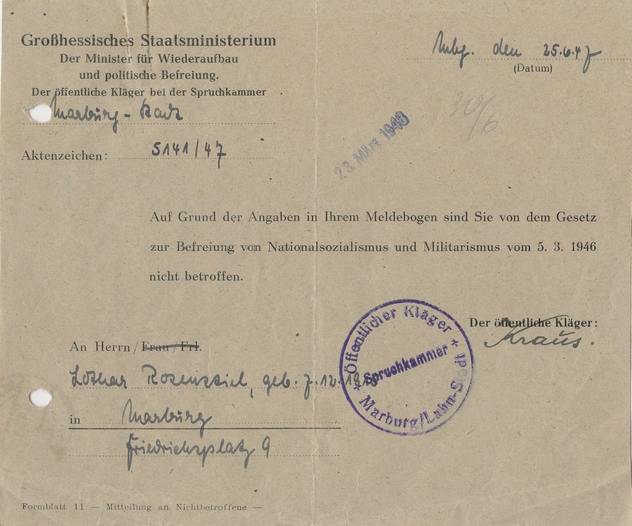 Entnazifizierungsbescheinigung für Lothar Rosenstiel: Bräunlich-weißer Vordruck, handschriftlich ausgefüllt. Im Kopf: Großhessisches Staatsministerium / Der Minister für Wiederaufbau / und politische Befreiung / Der öffentliche Kläger bei der Spruchkammer / ... / Auf Grund der Angaben in Ihrem Meldebogen sind Sie von dem Gesetz / zur Befreiung von Nationalsozialismus und Militarismus vom 5.3.1946 / nicht betroffen. Mit Stempel und Unterschrift. Rückseite: Empfangsbescheinigung.