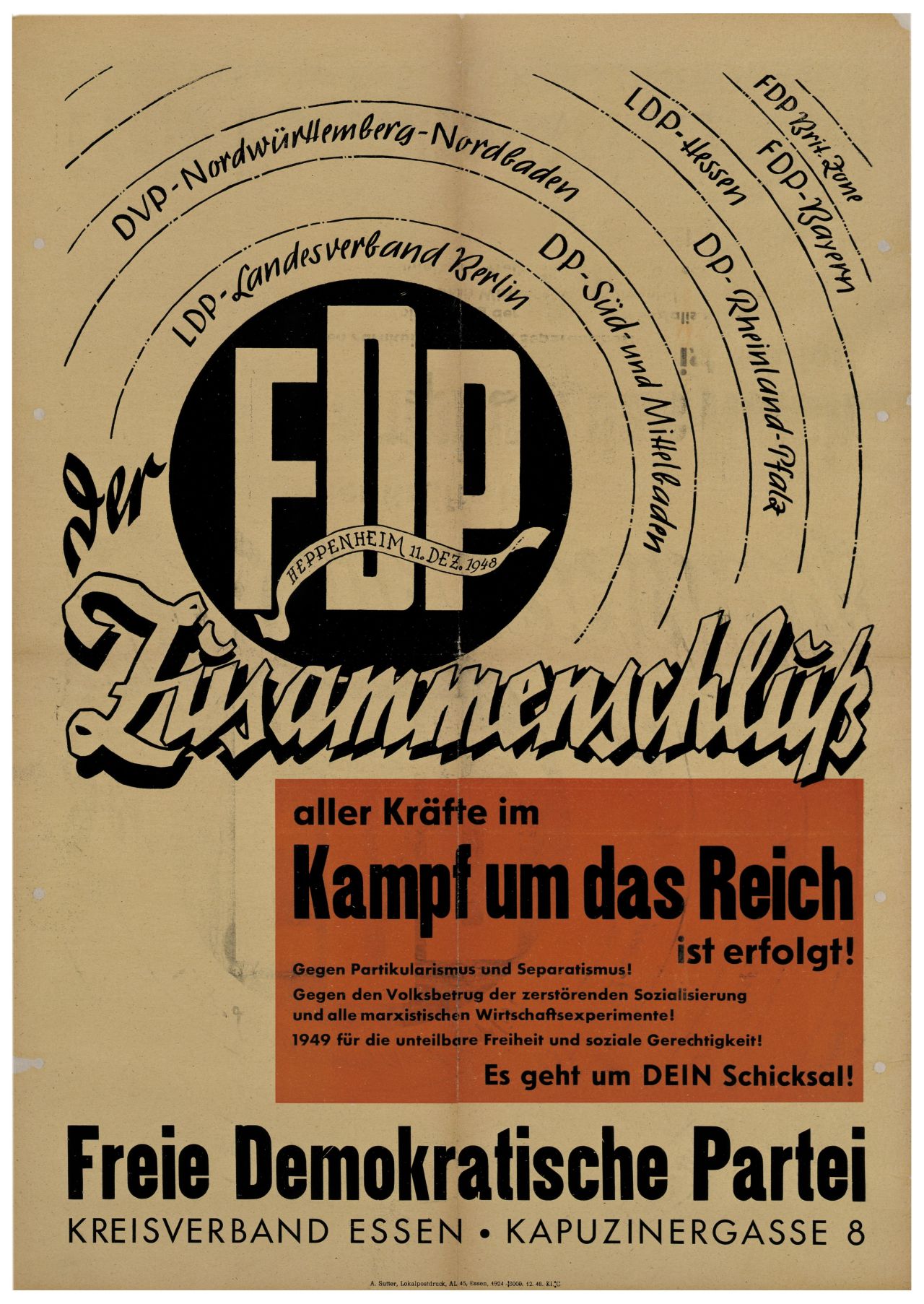 Hochformatiges hellgrundiges Objekt. Auf einem schwarzen Kreis der weiße Aufdruck: FDP. Heppenheim 11. Dez. 1948. Um diesen Punkt sind mehrere Kreise gezogen, darauf stehen die einzelnen Landesverbände der FDP, LDP, DVP und DP.
Unter dem Kreis wird fortgesetzt: Der Zusammenschluß, in einem orangenen Rechteck: aller Kräfte im Kampf um das Reich ist erfolgt! ... Es geht um Dein Schicksal.