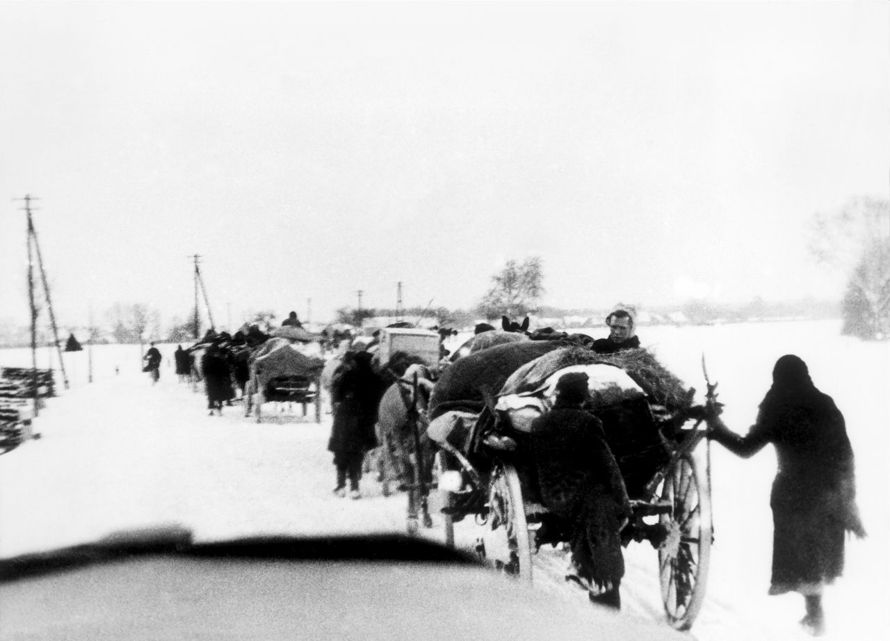 Foto eines Trecks von Flüchtlingen aus den Ostgebieten des Reiches auf dem Weg nach Westen