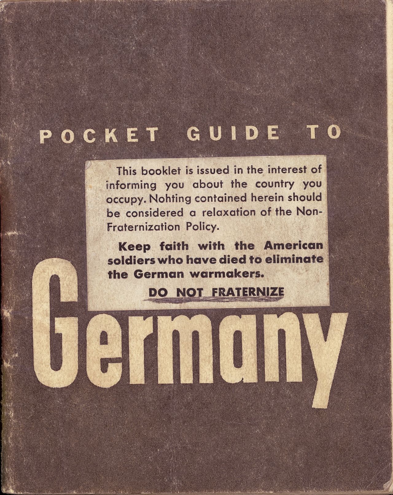 Kleinbroschüre für amerikanische Soldaten zum Umgang mit der deutschen Bevölkerung. 50-seitige Kleinbroschüre, geheftet, schwarz - weiß Druck, Titelseite mit weißem Aufdruck.