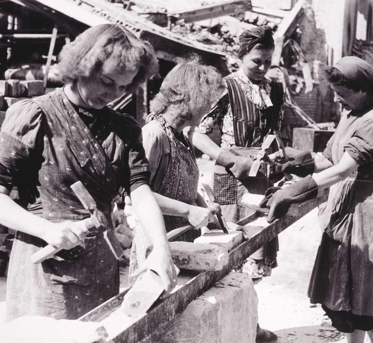 Foto von Trümmerfrauen bei der Arbeit