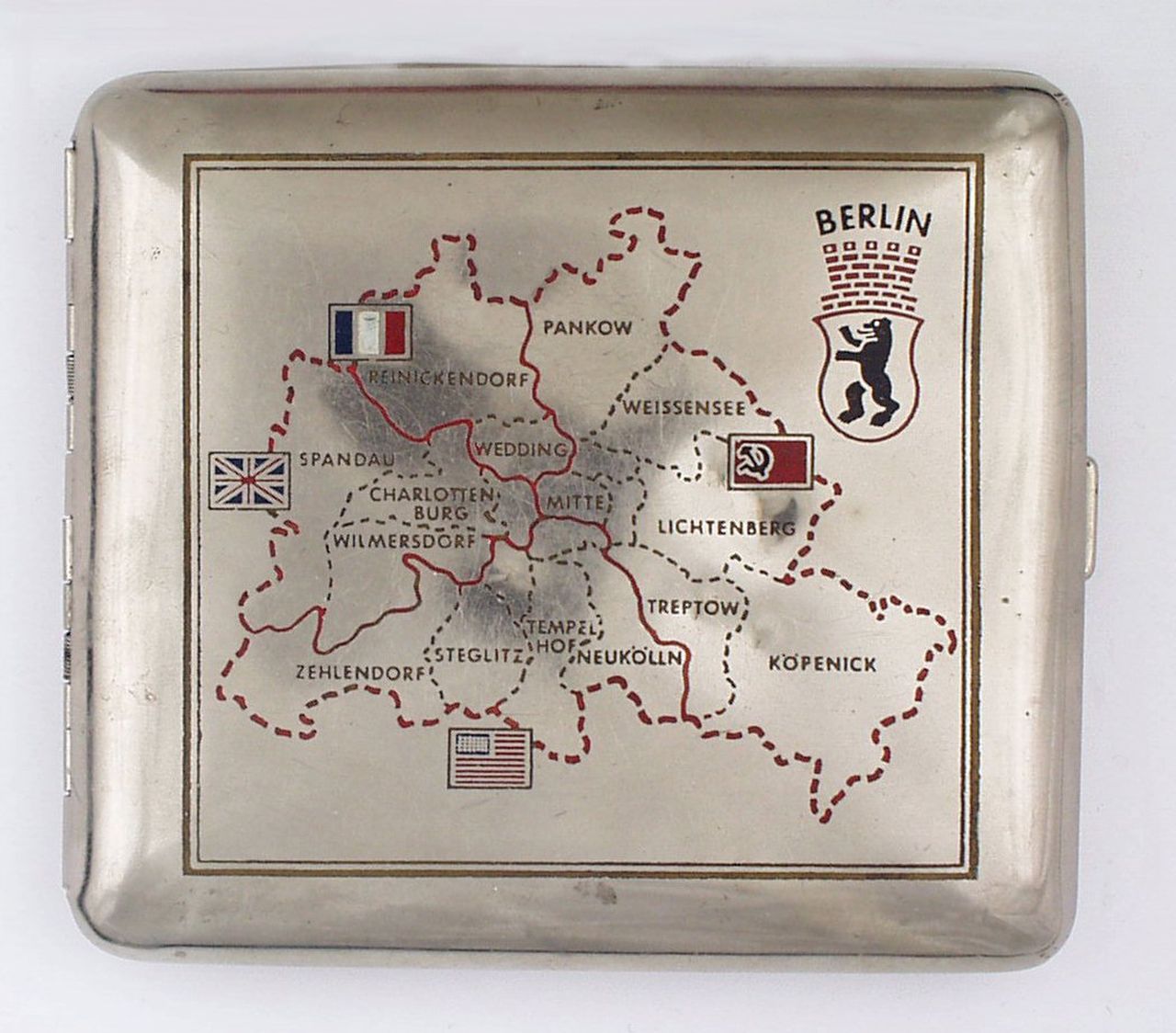 Silbernes Zigarettenetui eines Angehörigen der in Berlin stationierten alliierten Truppen mit der Gravierung Berlins als Vier-Sektoren-Stadt.