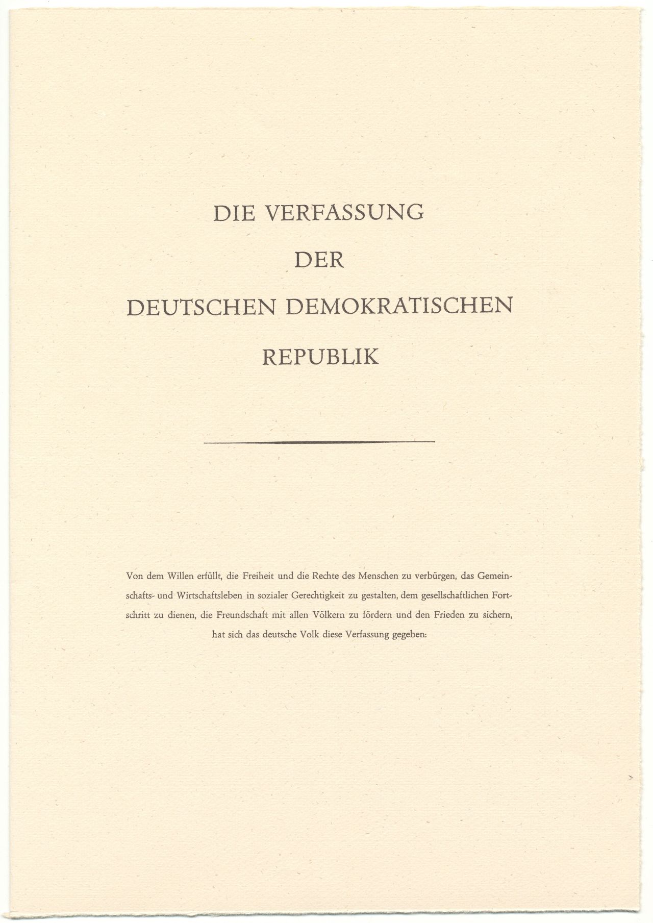 Verfassung der DDR in rotem Einband