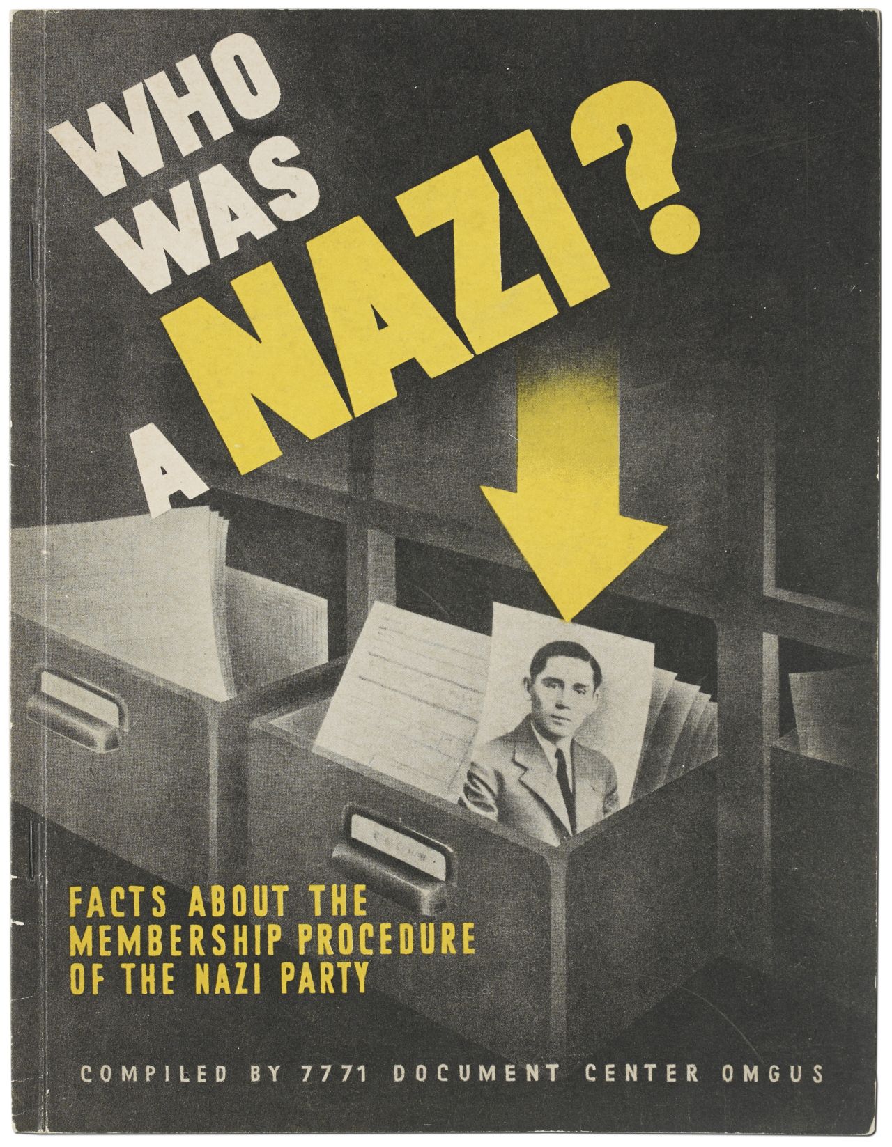 Titelseite der Broschüre: Who was a nazi? Abbildung von zwei geöffneten Karteischubladen, darunter gelber Text: Facts About The / Membership Procedure / Of The Nazi Party.