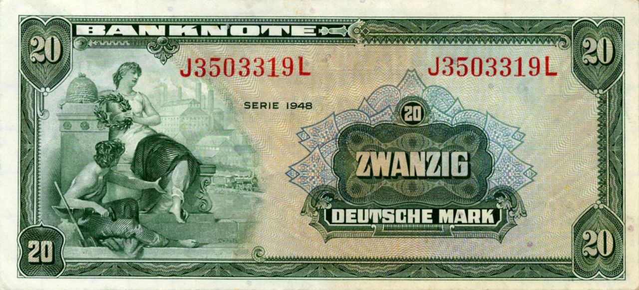 beide Seiten grün bedruckt; Vorderseite: oben weiße Aufschrift auf grünem Balken BANKNOTE, darunter doppelte rote Aufschrift J2561964C, darunter grüne Aufschrift SERIE 1948 / 20 / ZWANZIG / DEUTSCHE MARK, links allegorische Darstellung, in den Ecken Aufschrift 20.