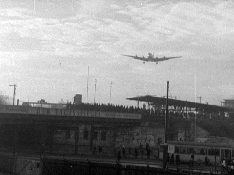 Wochenschauausschnitt: Nach der Währungsreform sperren in der Nacht zum 24. Juni 1948 sowjetische Truppen die Zufahrtswege nach West-Berlin. Daraufhin stellen US-amerikanische und britische Militärflugzeuge mit der Luftbrücke die Versorgung West-Berlins sicher.