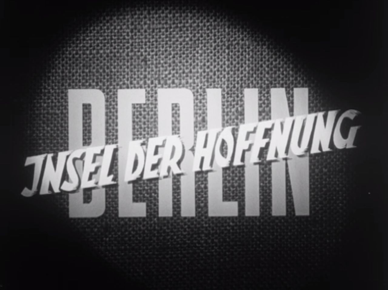 Zwischen 1953 und 1989 durchlaufen 1,35 Millionen Menschen das Notaufnahmelager in Berlin-Marienfelde. Es ist die erste und zentrale Anlaufstelle für Flüchtlinge und Übersiedler aus der DDR. Ausschnitte aus dem Kurz-Dokumentarfilm 