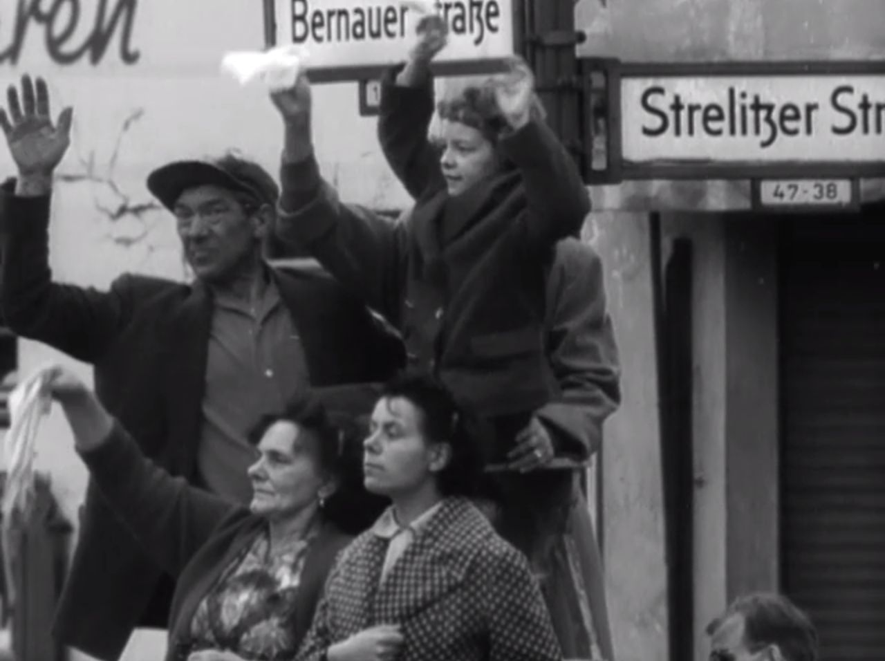 Die UFA-Wochenschau berichtet über den Bau der Berliner Mauer. In der Nacht zum 13. August 1961 riegelt das SED-Regime die Sektorengrenze nach West-Berlin ab. In den folgenden Tagen beginnt der Bau der Mauer entlang der Grenze.