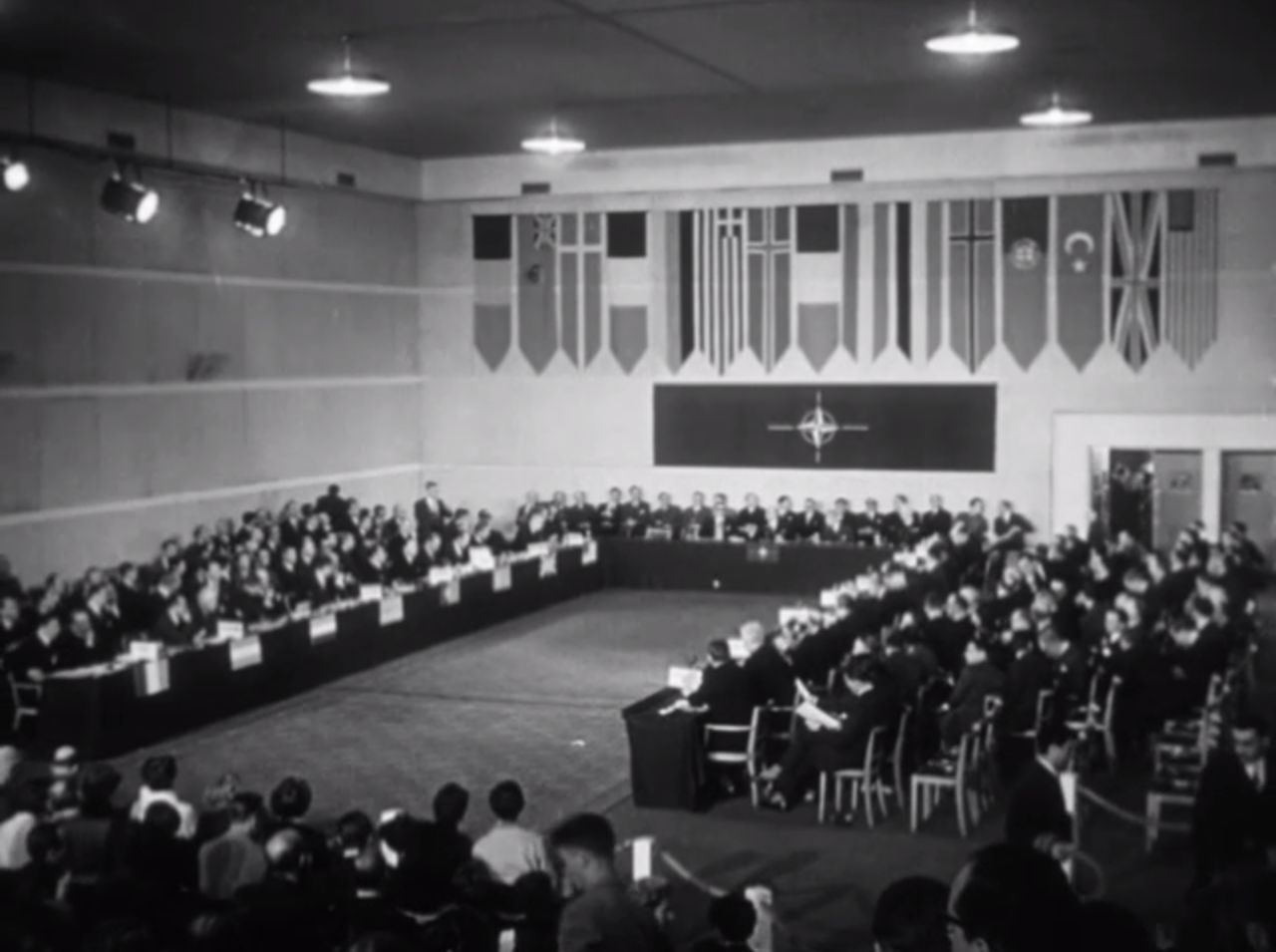 Die Neue Deutsche Wochenschau berichtet über den Beitritt der Bundesrepublik Deutschland der North Atlantic Treaty Organization (NATO) am 9. Mai 1955.