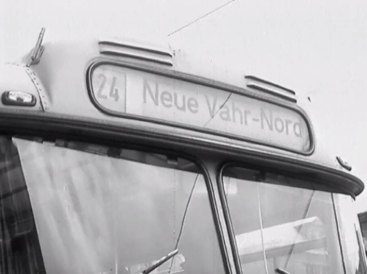 Wochenschauausschnitt: Mitte der 1950er Jahre wird in Bremen die Trabantenstadt Neue Vahr gebaut, die Wohnraum für 35.000 Menschen bietet. Kritiker bezeichnen die Neue Vahr als zu dicht bebaut.