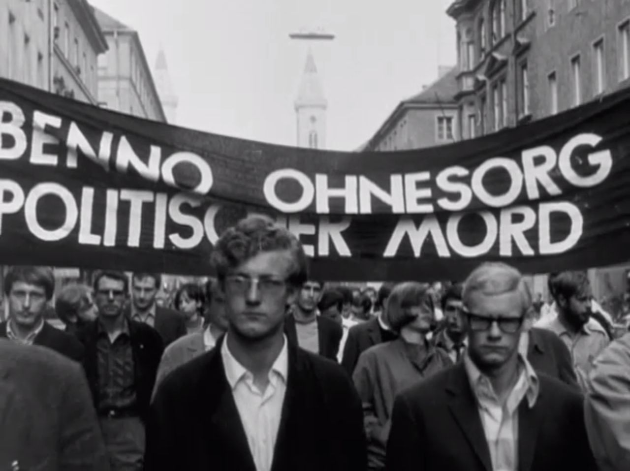 Die UFA-Wochenschau berichtet über die Studentendemonstrationen in zahlreichen westdeutschen Städten und das Attentat auf Rudi Dutschke am 11. April 1968 durch den Hilfsarbeiter Josef Bachmann.
