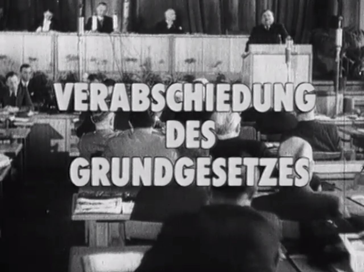 Wochenschauausschnitt: Der Parlamentarische Rat verabschiedet am 8. Mai 1949 das Grundgesetz und beschließt die neue Nationalflagge.